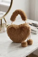 Kahverengi Peluş Kalp Şeklinde Zincir Detaylı Ponponlu Kadın El Çantası 3