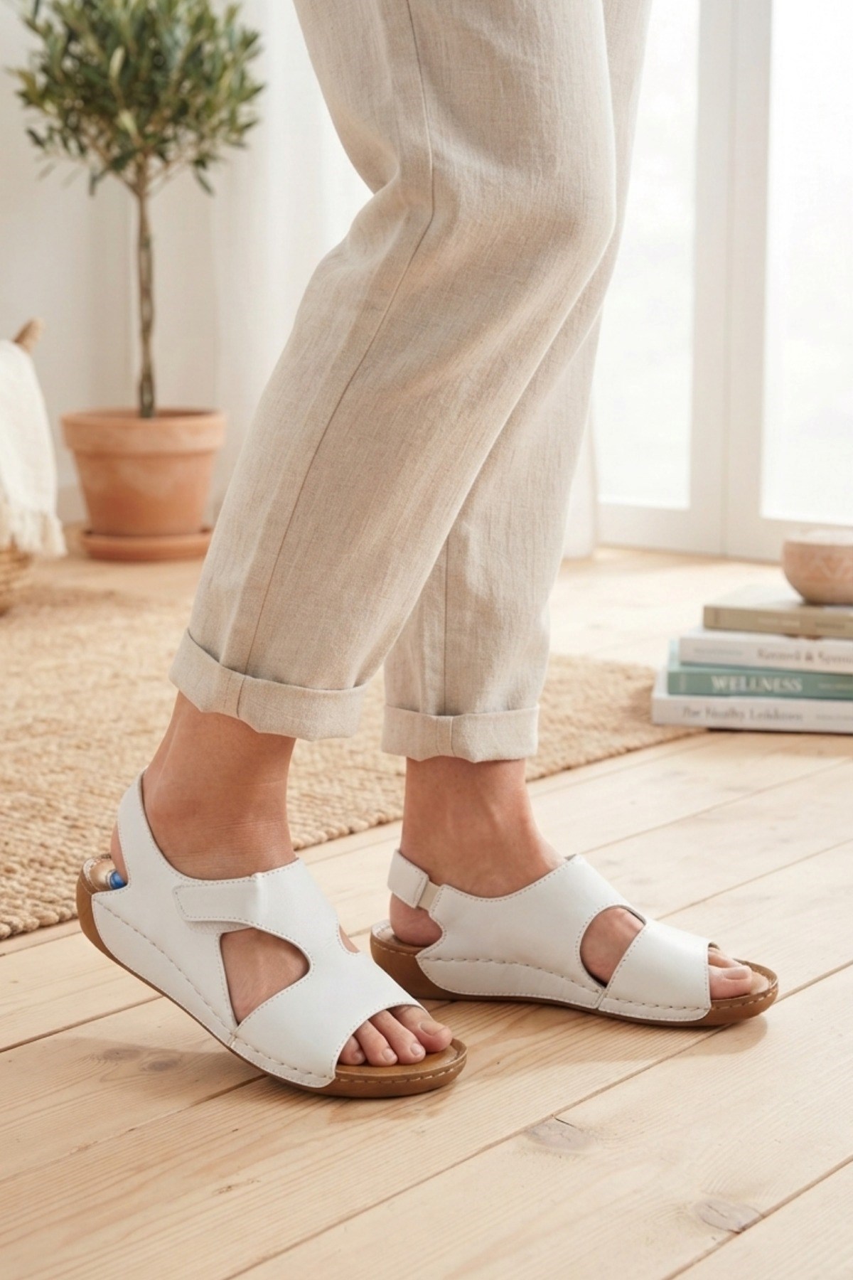 Beyaz Topuk Dikeni Destekli Jel Tabanlı Hallux Valgus Uyumlu Rahat Günlük Kadın Sandalet 3