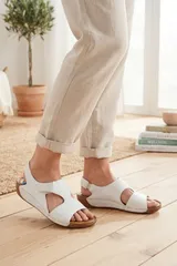 Beyaz Topuk Dikeni Destekli Jel Tabanlı Hallux Valgus Uyumlu Rahat Günlük Kadın Sandalet 3