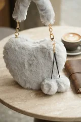 Buz Peluş Kalp Şeklinde Zincir Detaylı Ponponlu Kadın El Çantası 3