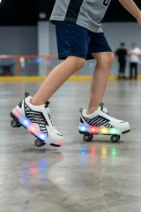 Beyaz Siyah Tekerlekli Işıklı Otomatik Bağcıklı Çocuk Patenli Spor Ayakkabı 6