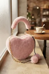 Açık Pembe Peluş Kalp Şeklinde Zincir Detaylı Ponponlu Kadın El Çantası