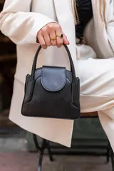 Siyah Minimalist Kapaklı Kadın Tek Gözlü Mini El & Omuz Çantası