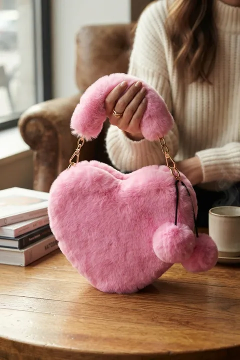 Pembe Peluş Kalp Şeklinde Zincir Detaylı Ponponlu Kadın El Çantası